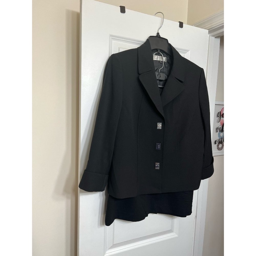 Tahari Arthur S. Levine Black 2 Piece Suite Size 14